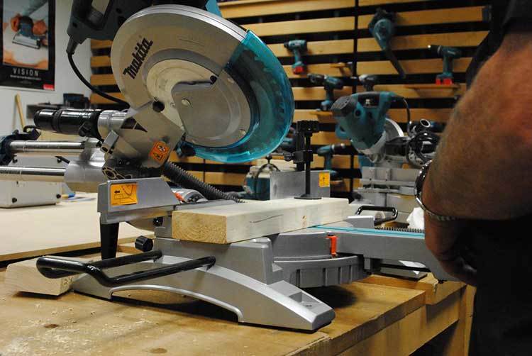 How to use a sliding miter saw