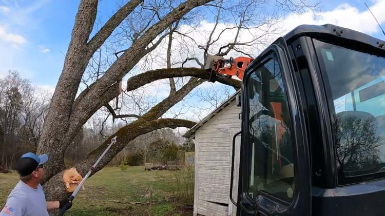 How to use a gas pole saw with rope