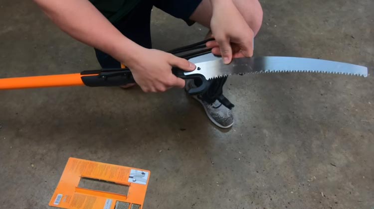 How to use a manual pole saw with rope